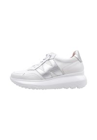 Zapatilla blanca con cuero texturizado y acentos metálicos plateados, que presenta una suela acolchada y un diseño de punta redondeada.