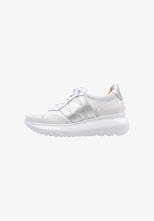 Zapatilla blanca con cuero texturizado y acentos metálicos plateados, que presenta una suela acolchada y un diseño de punta redondeada.