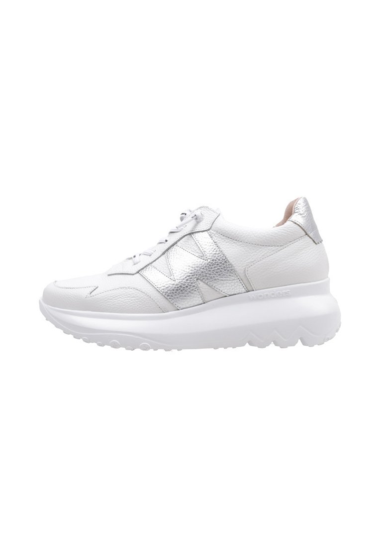 Zapatilla blanca con cuero texturizado y acentos metálicos plateados, que presenta una suela acolchada y un diseño de punta redondeada.