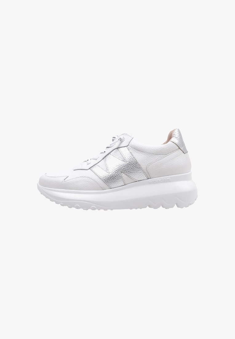 Zapatilla blanca con cuero texturizado y acentos metálicos plateados, que presenta una suela acolchada y un diseño de punta redondeada.