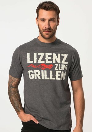 Camiseta de algodón gris con mangas cortas que presenta un texto en blanco y rojo en negrita, "LIZENZ ZUM GRILLEN", acentuado por un gráfico de llamas.
