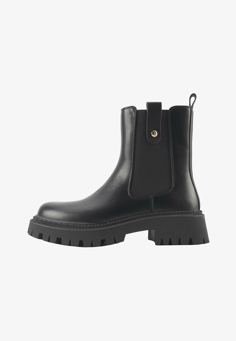 Černé kožené kotníkové boty s robustní gumovou podrážkou, elastickými bočními panely a poutkem na patě. Mají hladký povrch a vroubkované detaily.