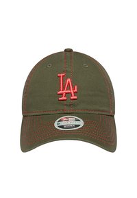 Olivgrüner Baseballcap mit vorgebogenem Schirm, rotem Stich und gesticktem "LA"-Logo. Verstellbare Passform mit runder Krone.
