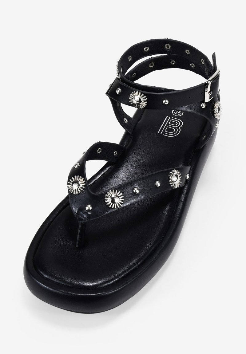 Sandalias Tostadas Planas Con Tira Para El Dedo Y Tachuelas De