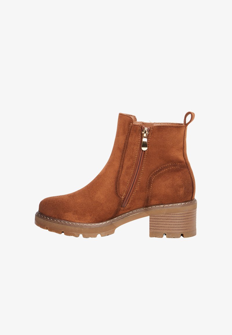 Braune Wildleder-Stiefeletten mit seitlichem Reißverschluss, klobigem Absatz und strukturiertem Boden. Mit einer Schlaufe am Hinterteil für ein einfaches An- und Ausziehen.