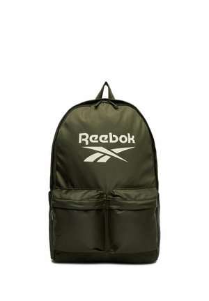 Ciemnozielony plecak Reebok z dwiema przednimi kieszeniami na zamek i białym logo na górnej przedniej stronie na białym tle.