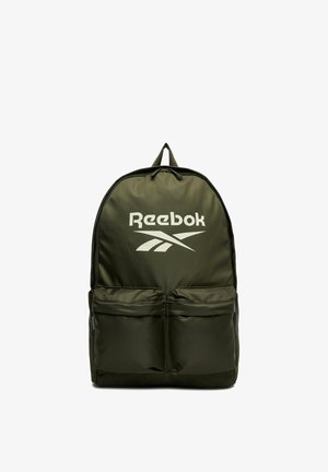 Mochila Reebok de color verde oscuro con dos bolsillos delanteros con cremallera y logo blanco en la parte superior frontal, sobre un fondo blanco.