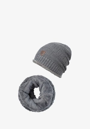Cappello a maglia grigio con motivo a rilievo e bordo in pelliccia sintetica; scaldacollo a infinity coordinato grigio in pelliccia sintetica, forma circolare, texture morbida.