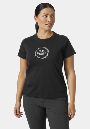 Camiseta de algodón negra con un gráfico redondo blanco que presenta "Helly Hansen" y la frase "Outdoor Alive" en un diseño circular. Corte clásico.