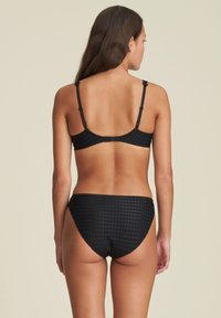 Schwarzes Bikini mit einem strukturierten karierten Muster, ausgestattet mit dünnen verstellbaren Trägern und einem klassischen Schnitt für das Unterteil.
