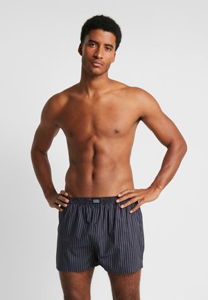 Herrenboxershorts in dunkelblau mit vertikalen weißen Streifen, elastischem Bund und einem einzelnen Knopf vorne zum Verschließen.