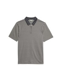 Polo a maniche corte in bianco e nero con un motivo geometrico a triangoli, dotato di colletto scuro e frontale con mezza cerniera.