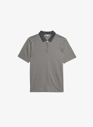 Polo à manches courtes en noir et blanc avec un motif géométrique en triangles, présentant un col sombre et une fermeture éclair à mi-hauteur.