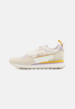Sneakers en maille beige et en daim avec des accents violets et jaunes, semelle intermédiaire blanche, semelle en caoutchouc et une languette arrière pour un enfilage facile.