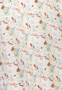 La tela estampada presenta un fondo blanco con coloridos motivos submarinos, incluyendo peces y plantas acuáticas, en rojo, verde y amarillo.