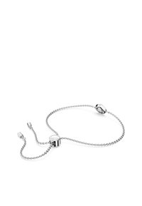 Srebrna zapestnica iz verig s centralnim krožnim zapiranjem in dvema prilagodljivima vrvicama. Polirana površina, minimalistična zasnova.