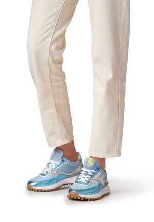 Sneakers azzurri chiaro in materiali mesh e sintetici, con dettagli argentati, lacci bianchi e suola esterna testurizzata.