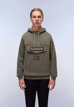 Sudadera de color verde oliva con un parche texturizado que presenta "Napapijri" y la bandera noruega. Los cordones y los puños de canalé completan el diseño.