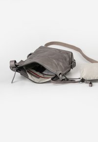 Borsa a tracolla in pelle grigia con chiusura a zip, caratterizzata da un interno a righe e una pochette coordinata staccabile. Texture liscia, forma compatta.