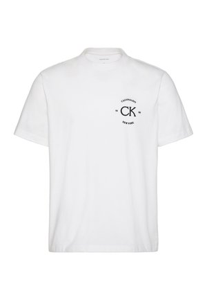 Hvid T-shirt med korte ærmer og rund hals med sort "CK Calvin Klein 1968 New York" logo trykt på venstre bryst.
