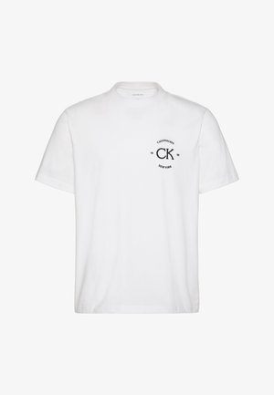Hvid T-shirt med korte ærmer og rund hals med sort "CK Calvin Klein 1968 New York" logo trykt på venstre bryst.