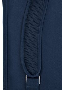 Zaino blu navy con spallacci in rete imbottita, tessuto texturizzato e accessori in argento. Finitura liscia con dettagli di cucitura rinforzata.