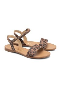 Sandały płaskie w panterkę z podwójnym paskiem, wykonane z miękkiego materiału. Brązowa podstawa i jasnobrązowe wkładki. Regulowany pasek na kostkę.