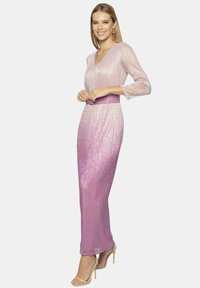 Długa sukienka w ombre w odcieniach jasnego różu do fioletu z subtelną teksturą, dekoltem w kształcie litery V, długimi rękawami i dopasowanym paskiem w talii.