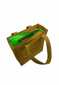 Borsa a tracolla trapuntata marrone con fodera verde, presenta ricami floreali, chiusura con zip superiore, due manici e cuciture a contrasto.
