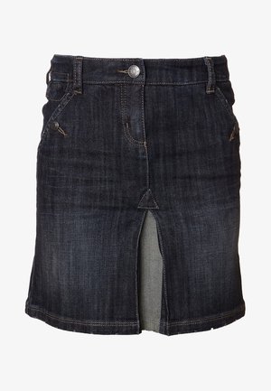 Falda de mezclilla oscura con una abertura en la parte delantera, diseño de cinco bolsillos, pasadores para cinturón y costuras en contraste. Presenta un cierre clásico de botón.