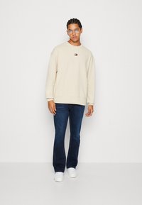 Tommy Jeans RLX XS BADGE CREW - Felpa - classic beige