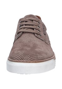 Braune, durchbrochene Wildledersneaker mit runder Zehenpartie, Schnürdesign, Metallösen und weißer Gummisohle. Auffälliger Akzent aus hellbraunem Leder an der Ferse.