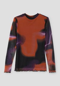 Langemouwen top gemaakt van doorzichtig materiaal, met een abstract patroon in oranje, zwart en paars, een gegolfde zoom en een ronde hals.