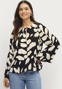 Zwarte en crèmekleurige blouse met een losse pasvorm, voorzien van een abstracte print, een ronde halslijn met een kleine sleutelgatopening en klokmouwen.
