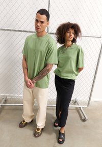 YOURTURN UNISEX BASIC OVERSIZED T-SHIRT - Paprasti marškinėliai - olive