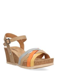 Sandalia de cuña con suela de corcho, que presenta tiras en tonos marrón, naranja, amarillo y azul claro. Correa ajustable en el tobillo y forro interior suave.