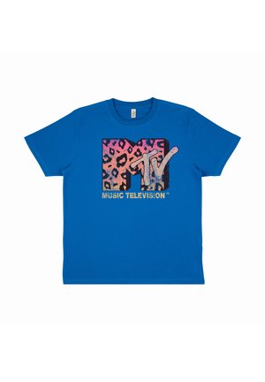 T-shirt blu a maniche corte con logo MTV a stampa leopardo in multicolor e il testo "MUSIC TELEVISION" in oro sotto il logo.