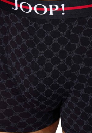 Schwarze Boxershorts mit einem dezenten grauen geometrischen Muster. Sie verfügen über einen schwarzen Taillenbund mit roten Akzenten und dem Text "JOOP!" in Weiß.