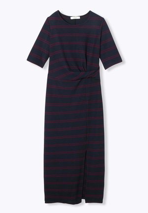 Robe en jersey rayée bleu marine et bordeaux, avec un col rond, des manches courtes, une taille cintrée avec un détail en nœud et une fente sur le côté.