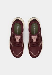 Κοκκινωπά αθλητικά παπούτσια με αναπνεύσιμο διχτυωτό υλικό, κρεμιά καουτσούκ σόλα, ανοιχτό ροζ λεπτομέρειες, ενισχυμένα τρυπήματα και λογότυπο μάρκας στη γλώσσα.