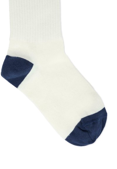 Calzino di cotone con corpo bianco e punta rinforzata blu navy; texture a coste; design di lunghezza media.