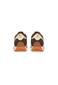 Baskets en daim marron avec un design arrière blanc et marron, des accents en fourrure et une semelle en caoutchouc orange dotée d'un motif en zigzag.