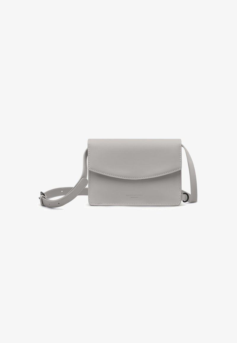 Sac bandoulière rectangulaire gris clair avec fermeture à rabat frontal et sangle d'épaule réglable, présenté sur un fond blanc.