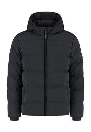 Zwarte gewatteerde winterjas met capuchon, voorrits, zijzakken, en een klein logo op de linkerborst en een ritszak op de linkermouw.