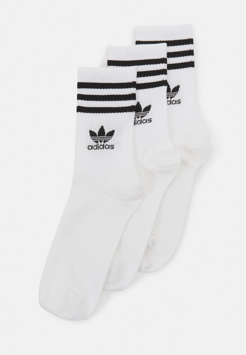 Fehér sportzokni, három fekete csíkkal a tetején és fekete Adidas logóval az oldalán. Puha kötött textúra.