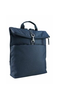 Mochila de color navy fabricada con un tejido duradero, que cuenta con una solapa plegable con cremallera, un bolsillo frontal y un asa en la parte superior para facilitar el transporte.