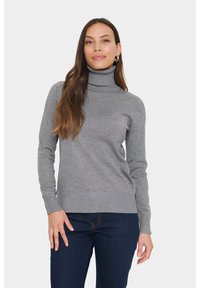 Pulover gri cu guler înalt, confecționat dintr-un tricot moale și ușor, cu mâneci lungi și tiv ondulat, asociat cu blugi negri.