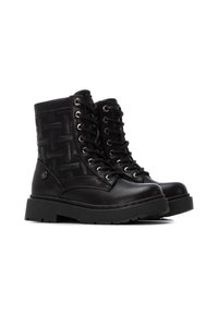 Botas de tobillo negras con cordones, en cuero suave y con un patrón texturizado, con un alto cuello, puntera redonda y suela gruesa de goma. Acentuadas con ojales de metal.