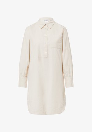 Světle béžové šaty vyrobené z měkké tkaniny, s zapínáním na knoflíky, límečkem, dlouhými nafouknutými rukávy a malou náprsní kapsou.