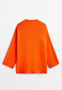 Pull en tricot orange surdimensionné avec un col rond, des manches trois-quarts et un ourlet côtelé. Texture douce, légère duveteux visible.